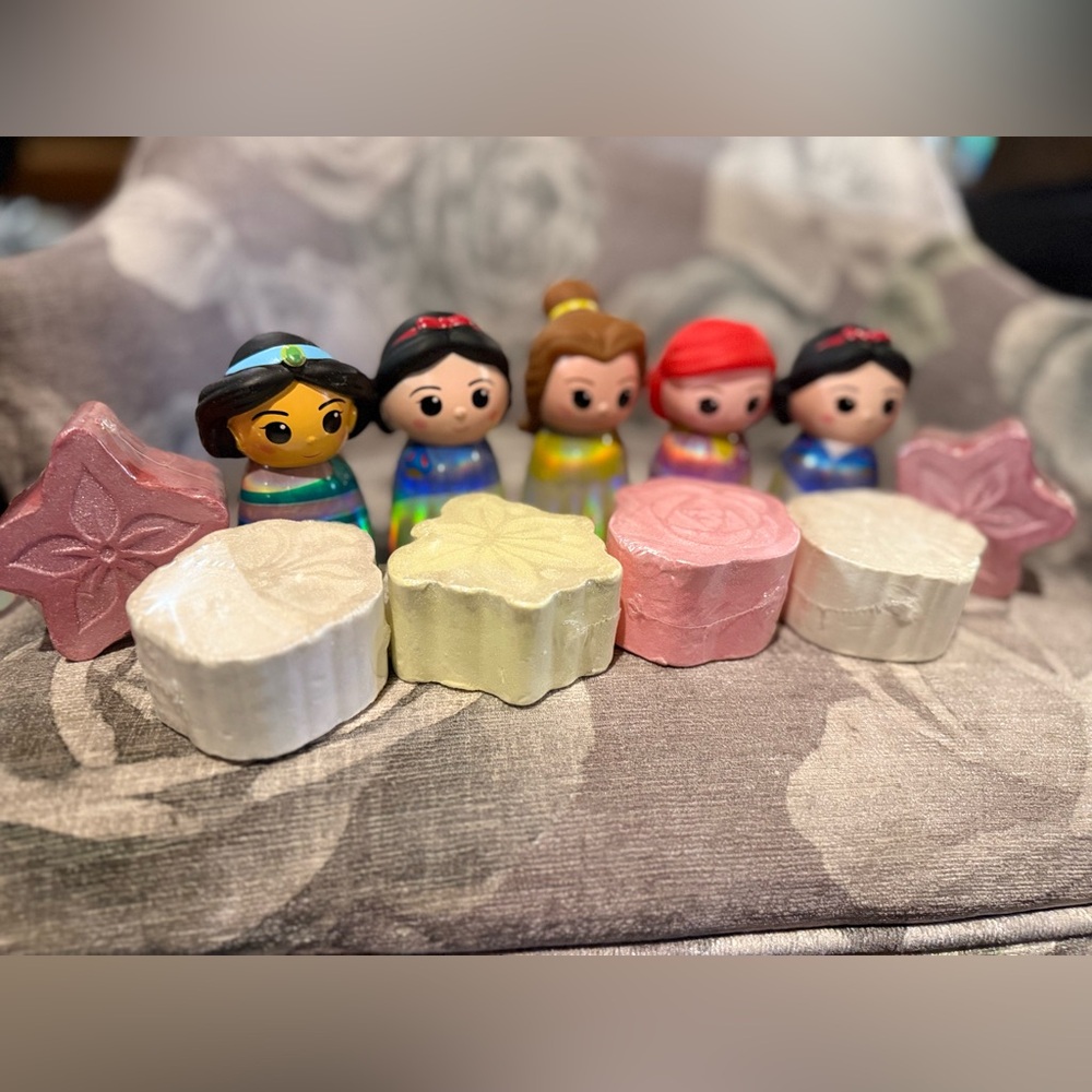 Disney Princess Mini Figures bubble bath gel and Colorful bath bombs surprises.